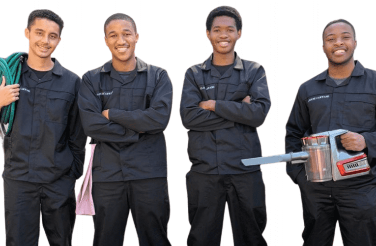 Ukubalekela ubungozi bokutheleleka nge-coronavirus nokunqena isiminyaminya endaweni yokuwasha imoto akusho ukuthi hlala nemoto exathukayo. Sekune-car wash yezinsizwa ezincane eza kuwena ekhaya, kuloba uSLINDILE KHANYILE