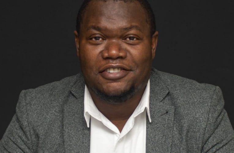 Amaholidi kaKhisimusi yisikhathi sokuzithiba ngoba umnotho usazodonsa kanzima, kusho ingqapheli. USLINDILE KHANYILE uyabika