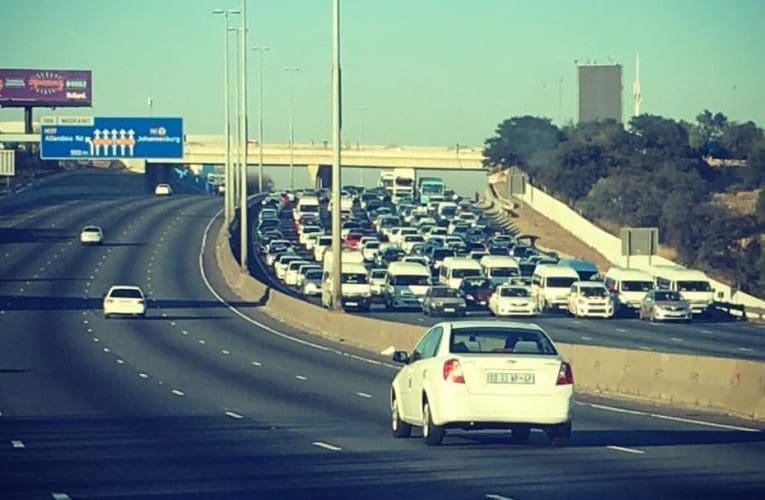 Kusinda kwehlela embonini yamatekisi ngenxa yezikweletu, kuloba uJabulani Sikhakhane