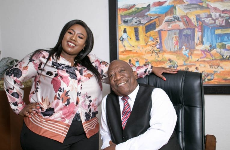SEKUYIVELA kancane ukubona amabhizinisi aphethwe yimindeni ethize ezindaweni zabantu abamnyama njengakudala kodwa loko akusho ukuthi ayisekho imindeni enamabhizinisi. Zithini izinselelo ezibhekana nalolu hlobo lwamabhizinisi ngalesi sikhathi, USLINDILE KHANYILE uyabika