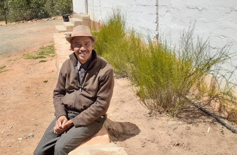 Nakuba abaThwa bekhule betshala i-rooibos futhi benolwazi olunzulu ngaleli tiye elidume umhlaba wonke kodwa insila yobandlululo ibavalele ngaphandle. Nokho bakhona abalimi abasafufusa abazamayo ukukuguqula loku. UGUGULETHU KHUMALO uyabika ngokulwela igugu labo