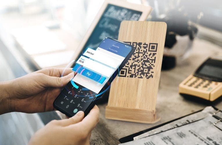 Usho lukhulu umbiko weBhange loMbuso ngezindlela zokukhokha kwabantu nabelungu, kuloba uJabulani Sikhakhane 