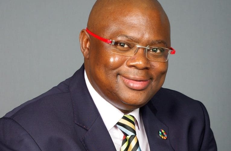Uwumakadebona embonini yamabhange osizwe wukunganqeni ukuvuka azithathe emva kokuqhuzuka esafunda. UMnu uFaisal Mkhize, ongesinye sezikhulu ze-Absa.  Uxoxe noSLINDILE KHANYILE
