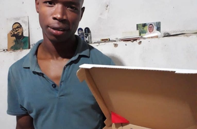 Iciko elimakhonokhono, okubalwa kuwona ukupenda, ukubaza, ukucula nokudansa, lishaya isidlo samaNtaliyane esiconcisa amathe. ULANGA KHANYILE uxoxe nalo