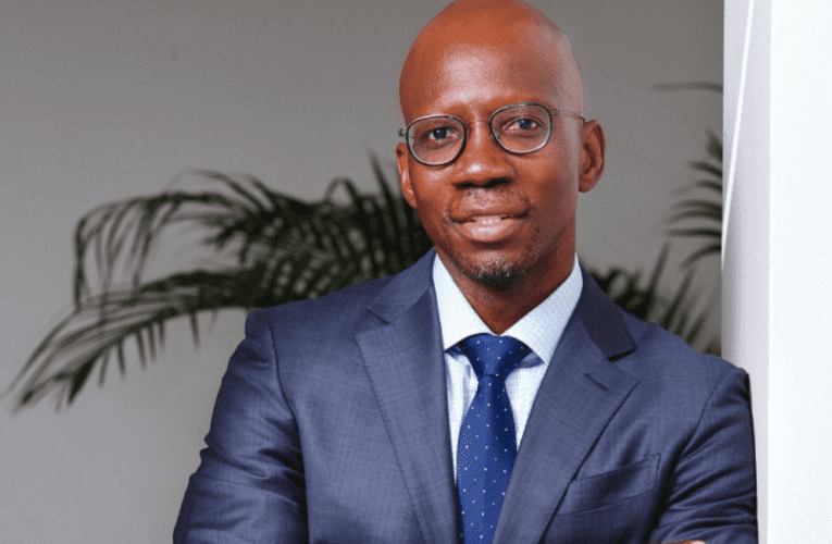 Ukuxakwa yizindlela zezinkampani ezinkulu nezazinqinda nenkolo yakhe kwamgqugquzela ukuthi asungule inkampani yakhe, okungenye yezinkulu kwezabantu abamnyama ezicwaninga amabhuku futhi ziluleke ngemisebenzi yobunjiniyela nezokwakha. Uxoxe noSLINDILE KHANYILE