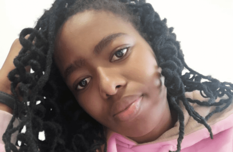 Uthando lokwenza imisiko nokuthunga lwayingena isafunda isikole intokazi. Nokho enyuvesi izishiye phakathi izifundo zokuthunga, yaqala ezomunye umkhakha ngeposi. Ixoxe noLANGA KHANYILE