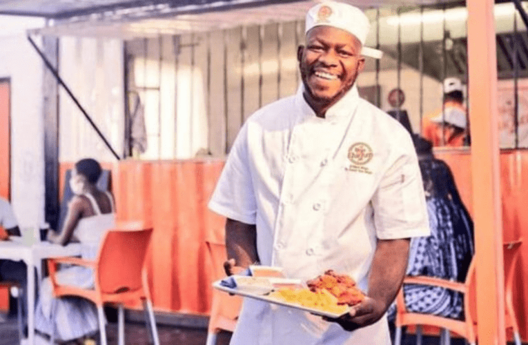 Ugqugquzelwe wuthando lwezinkukhu ukuthi avule indawo yokudlela edayisa inkukhu nekhula ngamandla. Uxoxe noTEBOGO MOKWENA