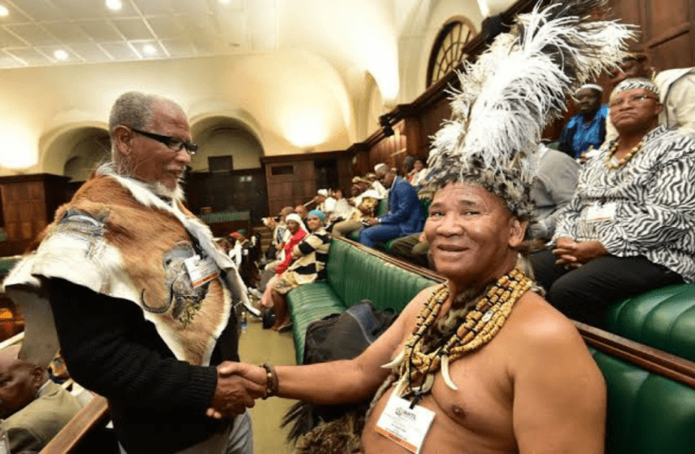 Umbango wobukhosi babaBalobedu usuphinde waqubula imibuzo ngokuthi kungabe imibango yamakhosi idinga inkantolo yawo ekhethekile. ULUCAS LEDWABA uyabika