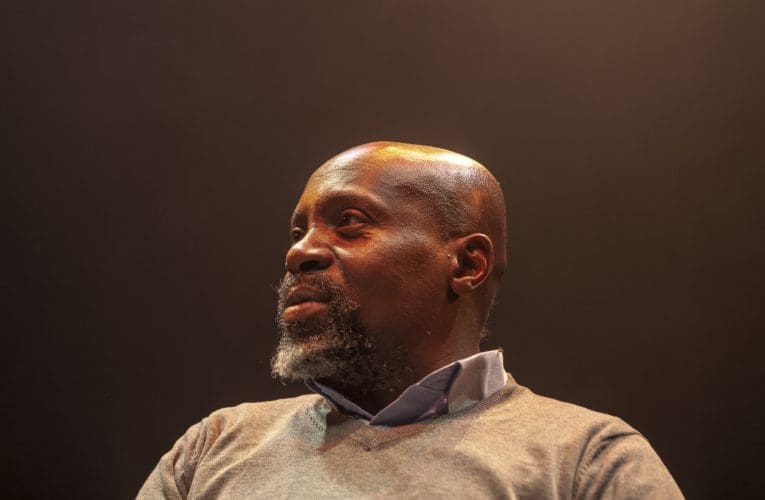 Uthando lokuxoxa izindaba, ubhuti wendawo, uthando lokufunda, ukuthatha amathuba nokwazisa umsebenzi kulibeke esicongweni namuhla iciko eselingesinye sezikhulu zeMarket Theatre. Lixoxe noLANGA KHANYILE ngohambo lwalo