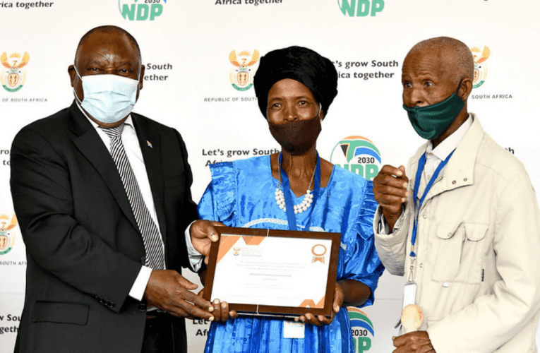 Ziseningi izinselelo ezinqinda ukukhula kwabalimi abamnyama njengokungatholi amatayitela ngesikhathi nokungaxhaswa ngendlela efanele uma sebebuyiselwe umhlaba. USILINDILE NYATHIKAZI uyabika