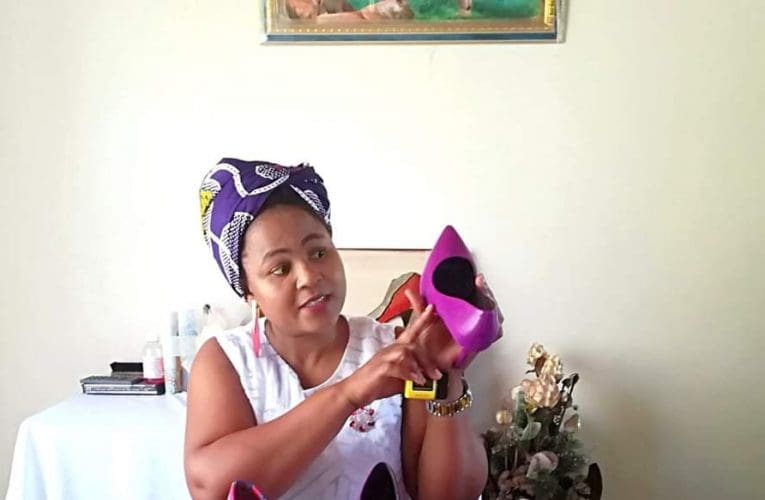 Usenza izinto ezihlukene okhuthazwe wukufuna isisombululo ezinkingeni abehlangabezana nazo. Uxoxe noZIMBILI MAZIBUKO