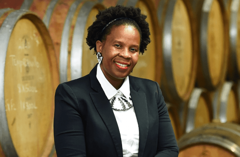 Waqala wathatha enye indlela ngaphambi kokubamba ebheke lapho ayephokophele khona. Umvubeli wewayini uxoxe noSLINDILE KHANYILE