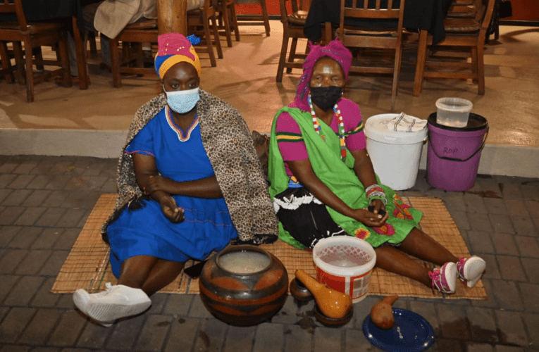 Omame bamaganu bayazenzela. Balima emakhaya izitshalo ezingadingi makhemikhali, bondle imindeni yabo. Omunye wabo uxoxe noMOKGADI MOGY MASHAKO