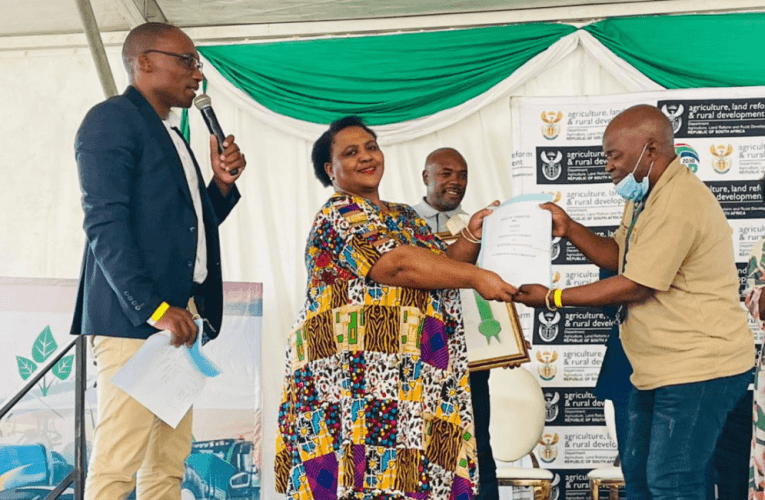 Abalimi abasanda kubuyelwa wumhlaba bashaya amakhala ngemayini ehlongozwayo endaweni. UMOKGADI MOGY MASHAKO uyabika