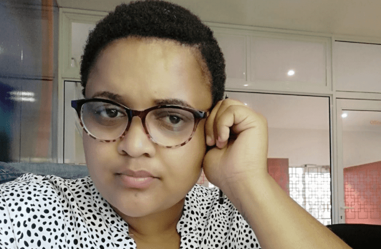 Owakhula ebona uninakhulu oyisikhwishikhwishi esikholelwa kumakhambi emvelo uhamba ezinyathelweni zakhe ngendlela yesimanje. Uxoxe noLANGA KHANYILE