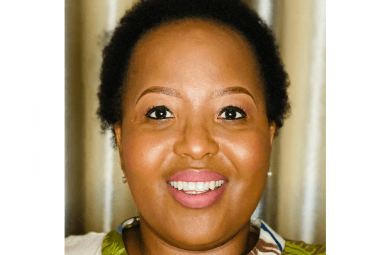 Owakhuliswa ngabazali abesebenza emphakathini uhamba ezinyathelweni zabo futhi ufeza iphupho lakhe nelewele lakhe eselenda. Uxoxe noLANGA KHANYILE