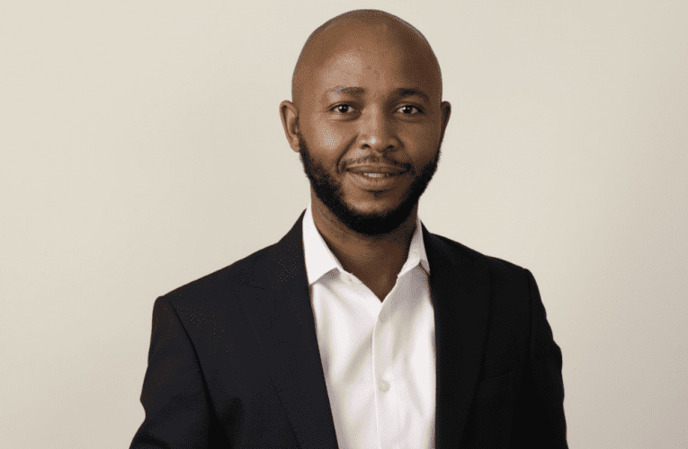 Ubonga uthisha wakhe osewuqweqwe lukasomnotho. INTATHELI YOMBELE iyabika