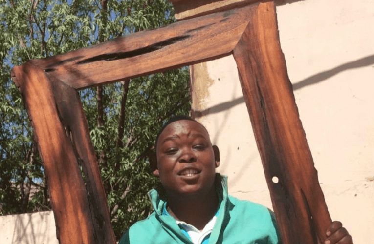 Uyadlondlobala ebhizinisini ocoshe ikhono lokubaza ngokuvakashela endaweni eyakha amabhokisi omngcwabo. Uxoxe noSLINDILE KHANYILE