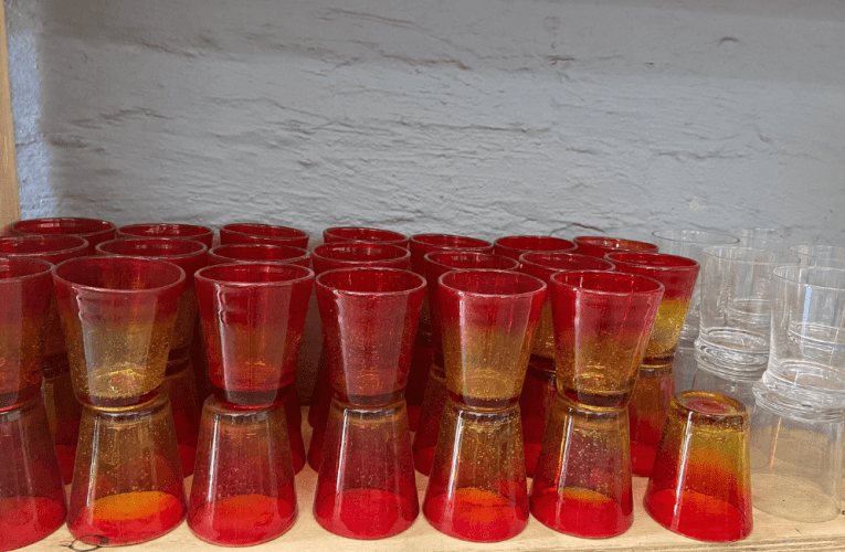 Zizobuthwa phansi izingilazi nezipuni endalini ye-AuctionCONNECT. INTATHELI yoMBELE iyabika