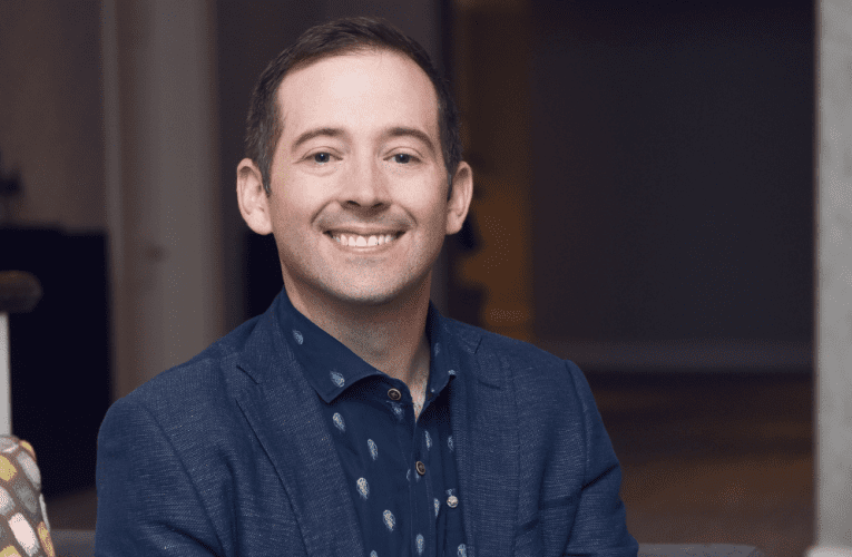 Imishwalense nencwadi yefa akuhlale kusesimweni ngaphambi kokuqala kwamaholidi kaKhisimusi, kuloba uLee Bromfield