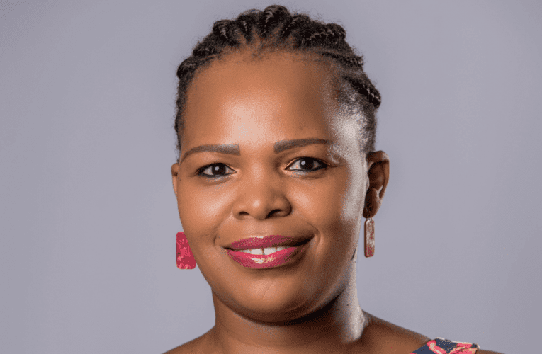 Amagalelo akhe azwakala emhlabeni ophethe embonini yezobuchwepheshe lapho abantu besifazane beseyingcosana khona. INTATHELI YOMBELE iyabika