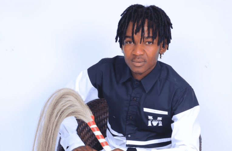 Kuleli sonto kuSAZIWAYO NEMALI sikuphathele umthente ohlabe usamila kumaskandi nowumholi omusha waMageza Amahle uSiphesihle Gcwensa, odume ngelithi Ithole LeNdidane. Indodana kaMtshengiseni ‘Indidane’ Gcwensa ayikaqedi ngisho unyaka ihola iqembu likayise kodwa isike yadlisela ogageni izimbangi itheleka nezinkumbi zabalandeli kwiMpucuzeko Maskandi Festival