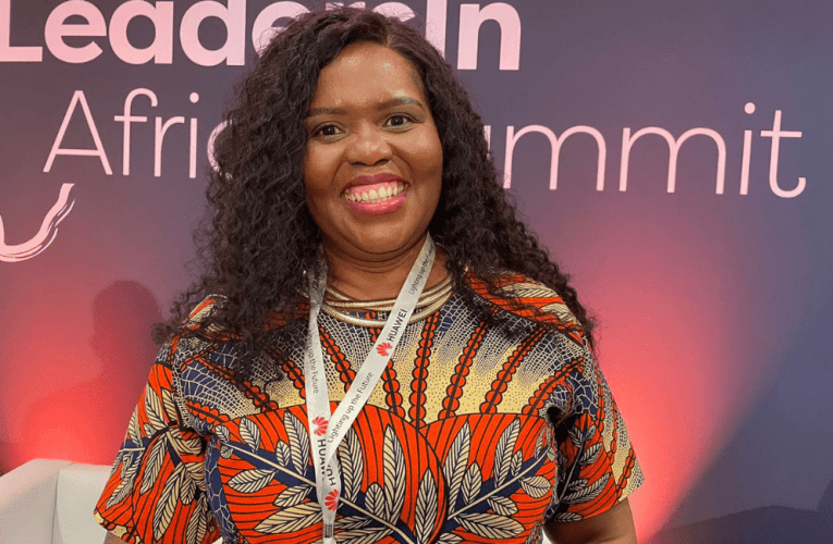 Owaqala ukubona ikhompyutha enyuvesi usesebenzisa ubuchwepheshe ukuthuthukisa amantombazane amnyama. Uxoxe noSLINDILE KHANYILE