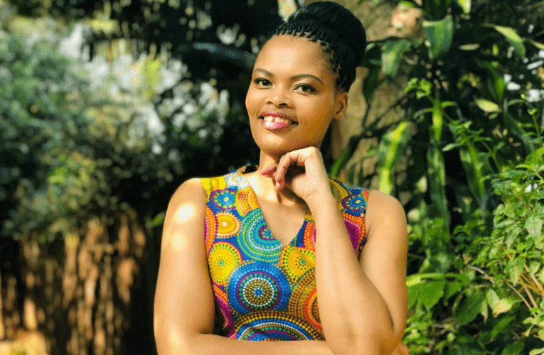 Owakhuliswa wugogo owayethunga usehamba ezinyathelweni zesaguga, abhake namakhekhe aneNkosi phakathi. Uxoxe noNQOBILE NDLOVU