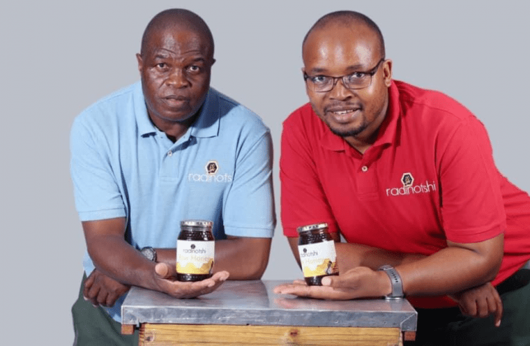 Baphokophele ukufinyelela e-Afrika yonkana abasebhizinisini ‘lobisi noju’ ngokufuya izinyosi. Omunye wabo uxoxe noTEBOGO MOKWENA