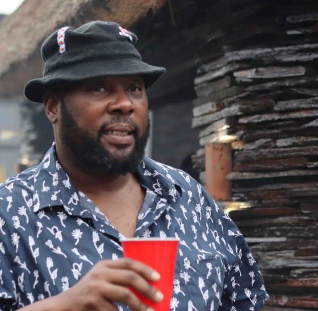 Kuleli sonto kuSAZIWAYO NEMALI sixoxa noMduduzi Nombela, umculi, umdansi nomlingisi wemidlalo yeshashalazi neyethelevishini. KwiMbewu: The Seed udlala indawo kaPhunyuka Khanyile kanti kuZalo wayewuBhomu. Kweminye imidlalo yeshashalazi aseke walingisa kuyona yi neBigly Yuge, i-Mashu The Musical, i-10 Days in a Shebeen, i-House of Shaka ne-Lion King