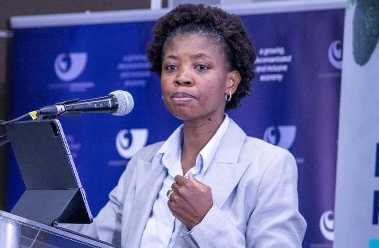 IKhomishini yokuNcintisana izofakela izibuko ukusebenza kwabalimi bamaveji nezithelo eyokuvaleleka ngaphandle kwabalimi abancane. WUSLINDILE KHANYILE