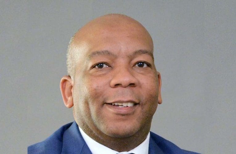 Amehlo athe njo kuNgqongqoshe obheke umNyango kaGesi, umnotho uthwele kanzima nezikhamuzi zikhala mihla namalanga. INTATHELI YOMBELE iyabika