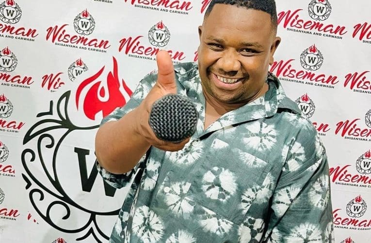Kuleli sonto kuSAZIWAYO neMALI sixoxa noLwazi ‘uMlwazet’ Mdladla, umsakazi nophrojusa we-Afternoon Experience Drive kwiVIBE FM, umphathi wohlelo emicimbini, umsunguli weBavundulule Awards nomsunguli Still Alive Festival