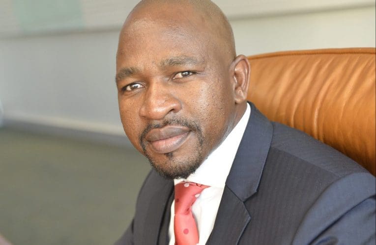 Babheke lukhulu kwisikhulu esiphezulu esisha sebhange lezolimo. USLINDILE KHANYILE uyabika