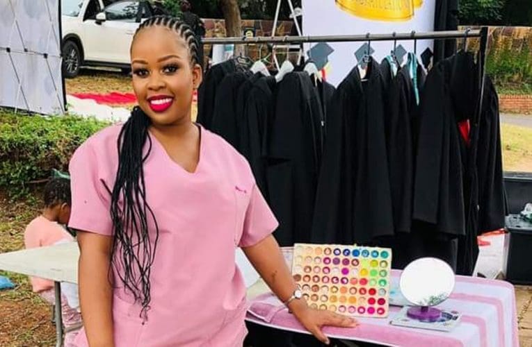 Onebhizinisi lokuziphaqula uqhamuke nendlela engavamile yokukhangisa umsebenzi wakhe. Uxoxe neNTATHELI YOMBELE