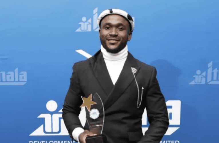 Ihleka yodwa intsha edle umhlanganiso kowamabhizinisi. INTATHELI YOMBELE iyabika