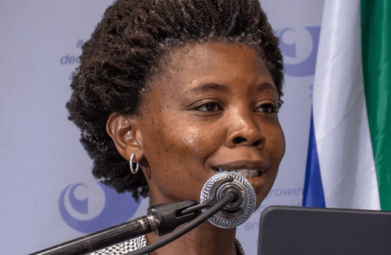 Umcwaningimabhuku-jikelele uphonsele uhulumeni omusha inselelo, kuloba uBusi Mavuso