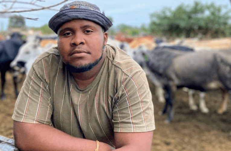 Uhamba ezinyathelweni zikamkhulu wakhe umfuyi