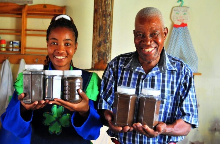 Abalimi bekhofi babheke ukukhiqizela umhlaba wonke