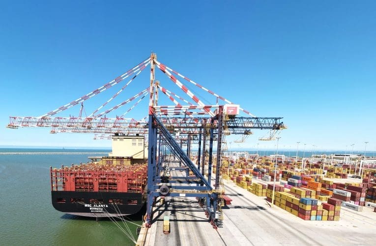 Uqinisa idolo umbono ocacile ngokuguqula imboni yezokuthutha, kuloba uBusi Mavuso