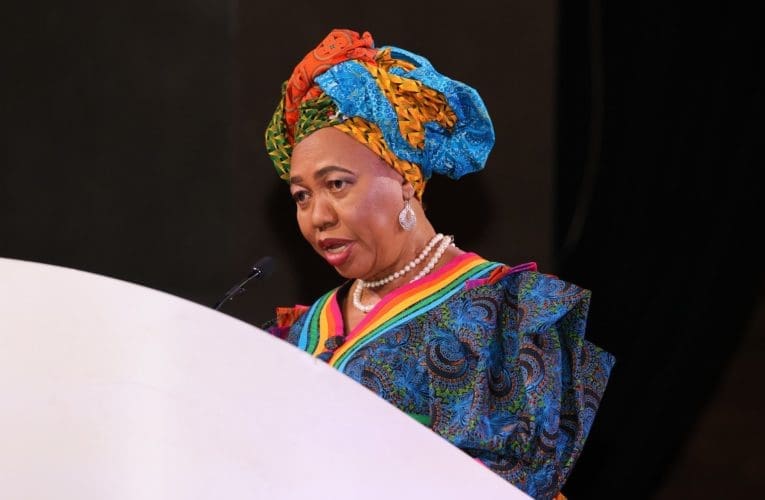 Izikhala zothisha zisho lukhulu ngesimo somnotho wezwe, kuloba uJabulani Sikhakhane