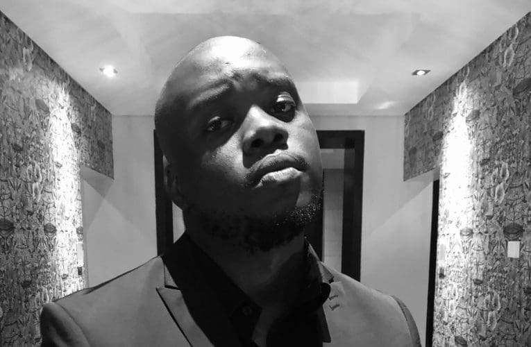 Abaxhasi abasha bePSL bakhombisa ukundlondlobala kwemboni yokugembula eNingizimu Afrika, kuloba uMcebo Mpungose