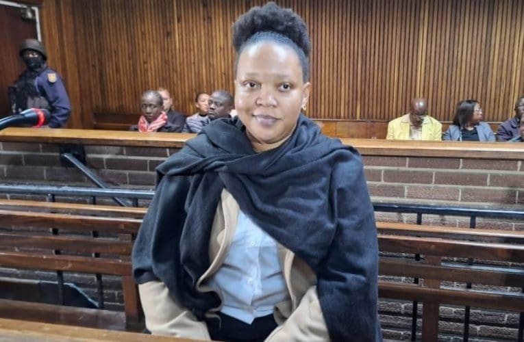 Akusebenzeki uma bengajezi abantu ngokukhwabanisa nenkohlakalo, kuloba uBusi Mavuso