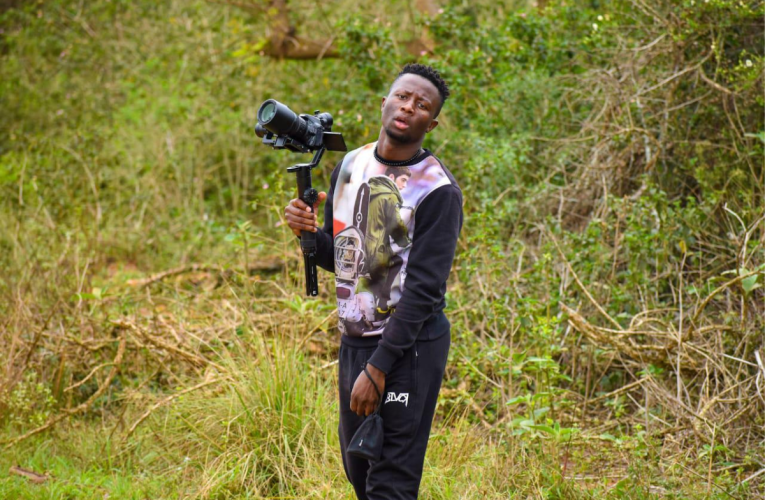 Ufunde ngokubukela inkakha oshaya izithombe ezineNkosi phakathi osezimele