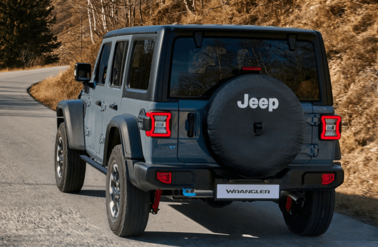 Umkhuhlane wezimoto usukhonjwa kumaJeep Wrangler namaChrysler 330C