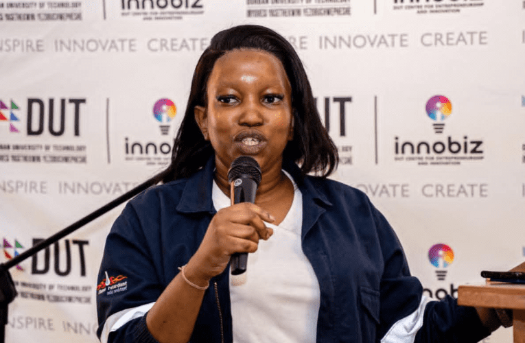 Umfuyi wesifazane utshiyoza ngamandla ukuxosha indlala