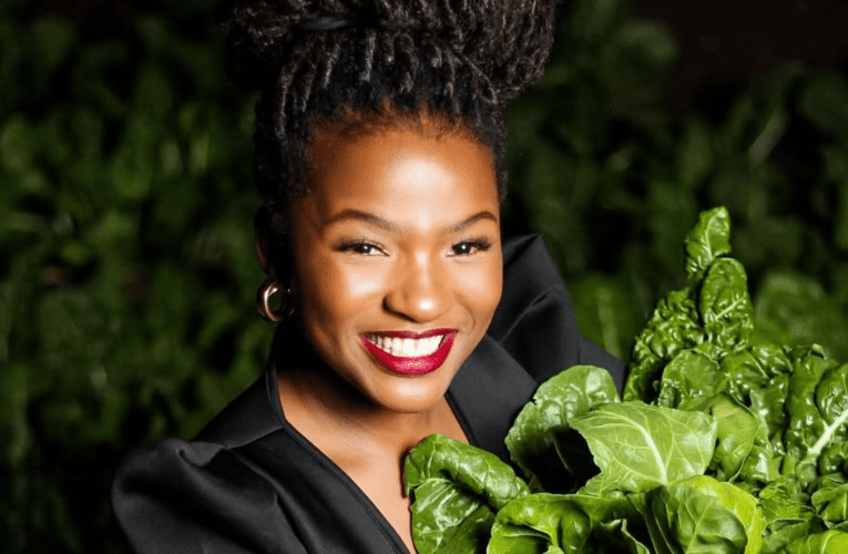 Umlimi wesifazane omncane uqhubeka esisekelweni esabekwa ngabakubo