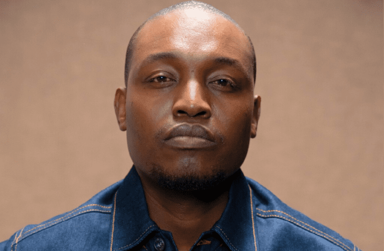 Umfana waselokishini wenza izimpahla ze-denim ezikhanga ngisho osaziwayo