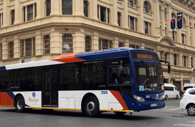 Yize izwe selibuswa ngentando yabantu, abantu abamnyama basahlala kude nezizinda zomnotho, kuloba uJabulani Sikhakhane