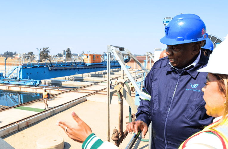 Sisethubeni lokuqala kahle ekade sakugcina ngezinto eziseqhulwini ezintathu, kuloba uBusi Mavuso